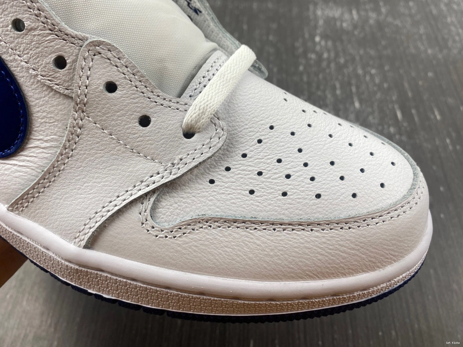 Retro 1 Blue Low Metallic - 705329-106 Jordan 0311